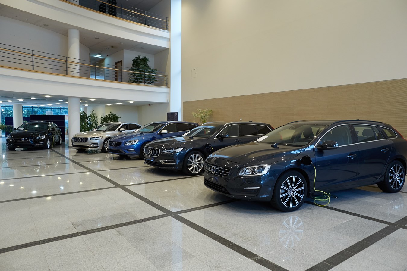 Volvo fait don d’une Plug-in hybride à chacune des 5 Hautes Ecoles qui proposent la formation de bachelier en technologie automobile