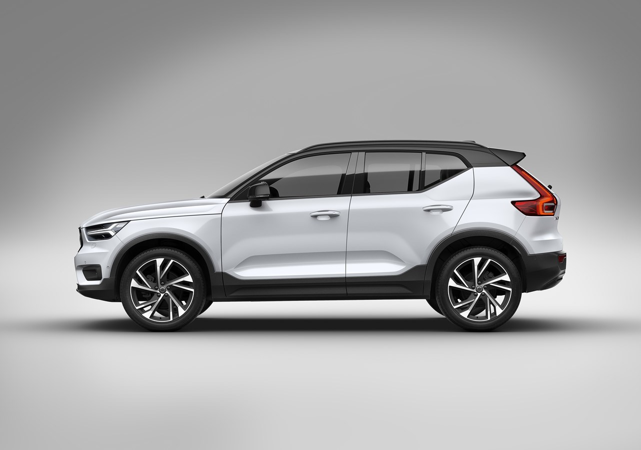 XC40 AWD R-Design, in Crystal White Pearl