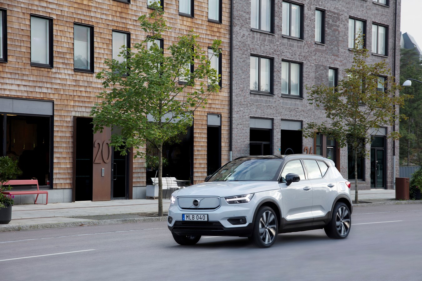 Volvo XC40 Recharge AWD in Glacier Silver