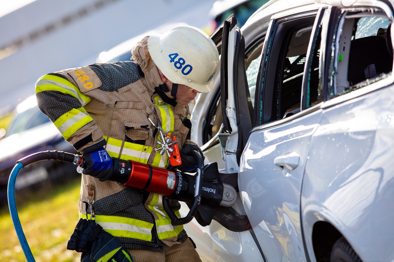 Volvo Cars сбрасывает новые автомобили с 30-метровой высоты, чтобы помочь спасать жизни