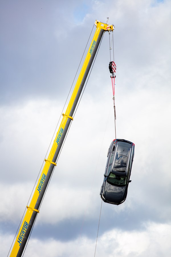 Volvo Cars сбрасывает новые автомобили с 30-метровой высоты, чтобы помочь спасать жизни
