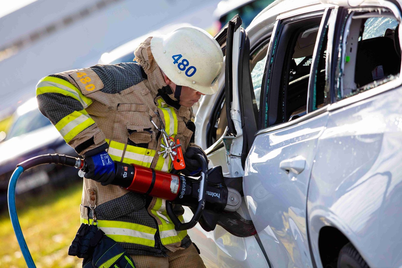 沃尔沃汽车安全中心的救援专家进行救生技能训练