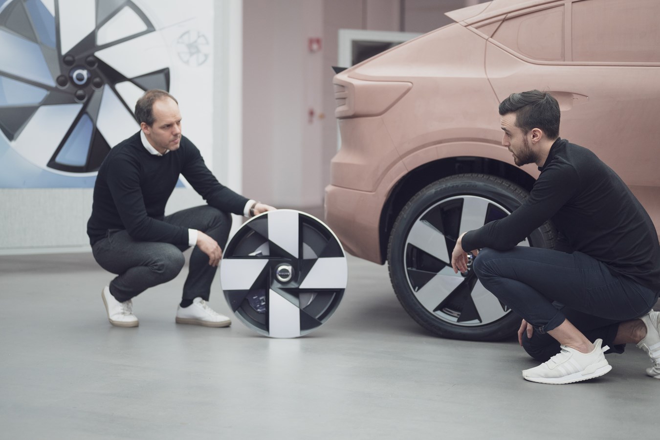 Maxime Célérier (left) compares the wheel from the Volvo 360c concept car to the C40 wheel design, together with Maxime Prevoteaux.