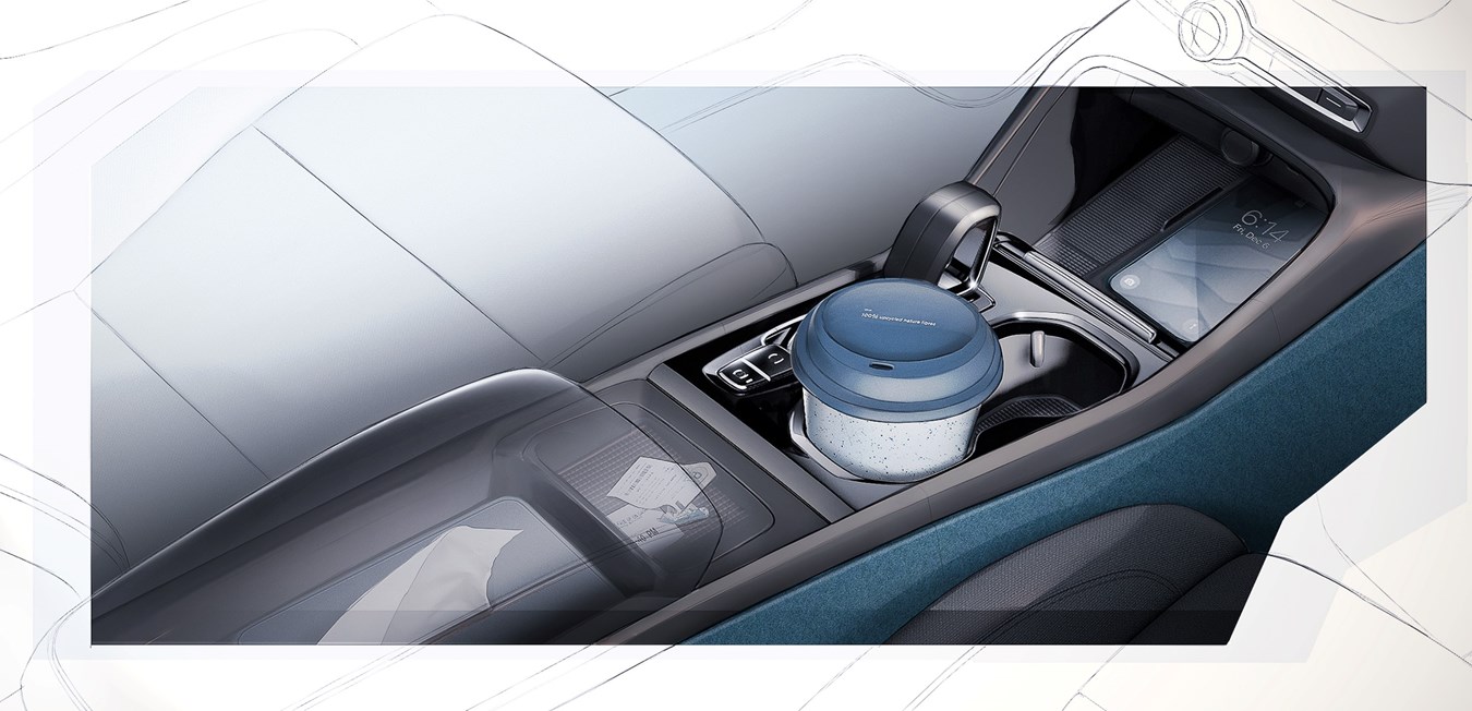The Volvo C40 repeats the XC40’s ‘uncluttering’ approach, providing smart and thoughtful ways to store all important belongings within arm’s length. On the side of the tunnel console, the carpet – made of recycled PET plastic bottles – extends up from the floor.