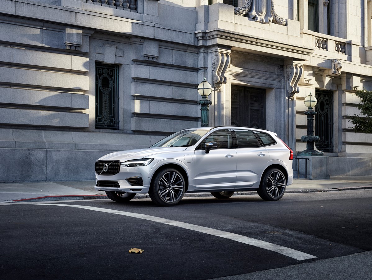 XC60 Recharge Plug-In Hybrid R-Design, in Crystal White Pearl