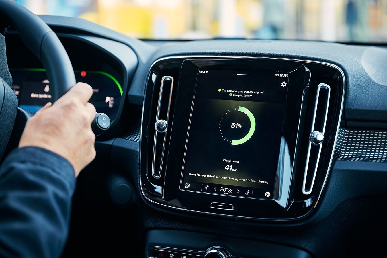 Volvo Cars testet kabelloses Laden von Elektroautos