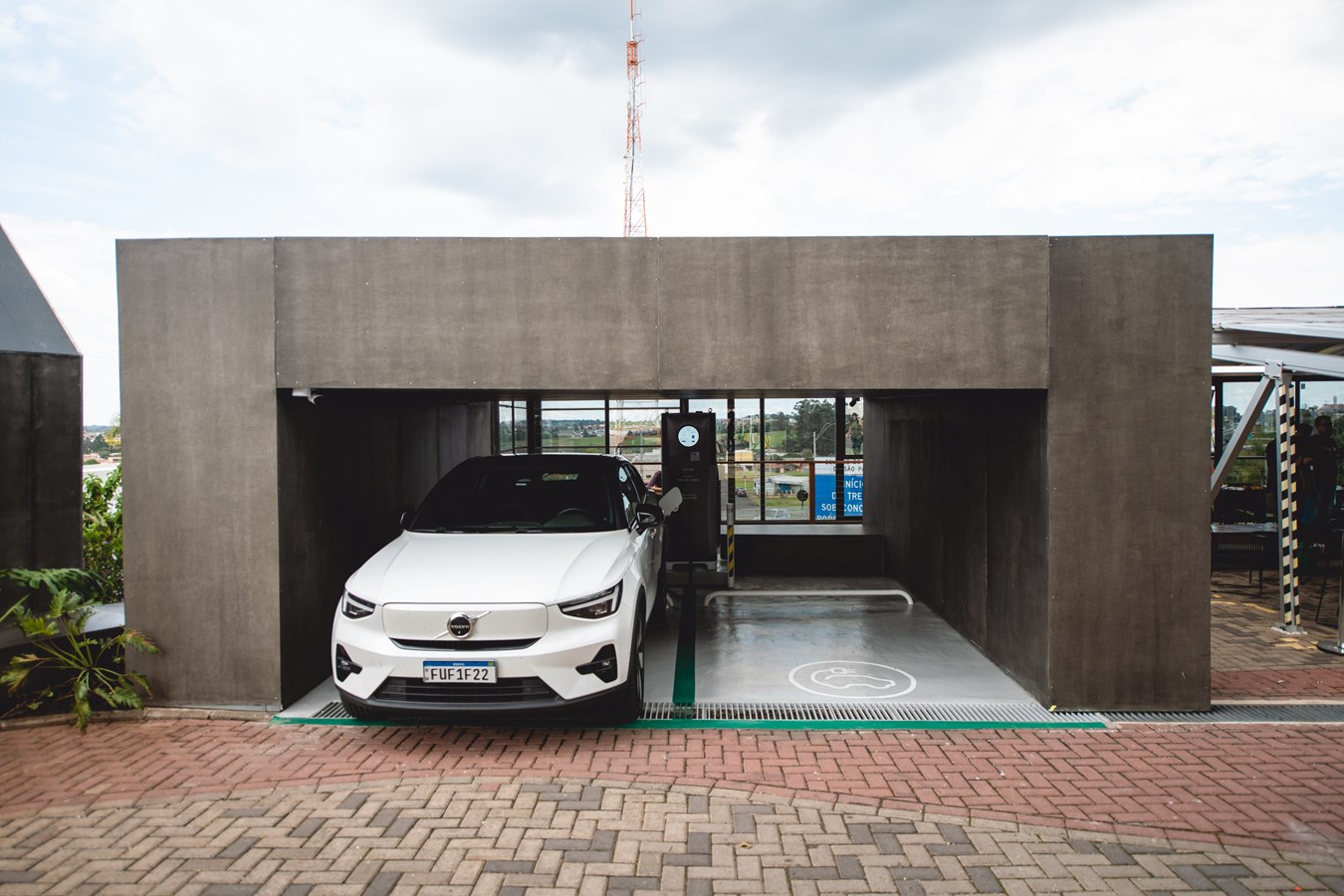 Volvo Car Brasil inaugura carregador rápido com estrutura para espera e descanso em Botucatu (SP)
