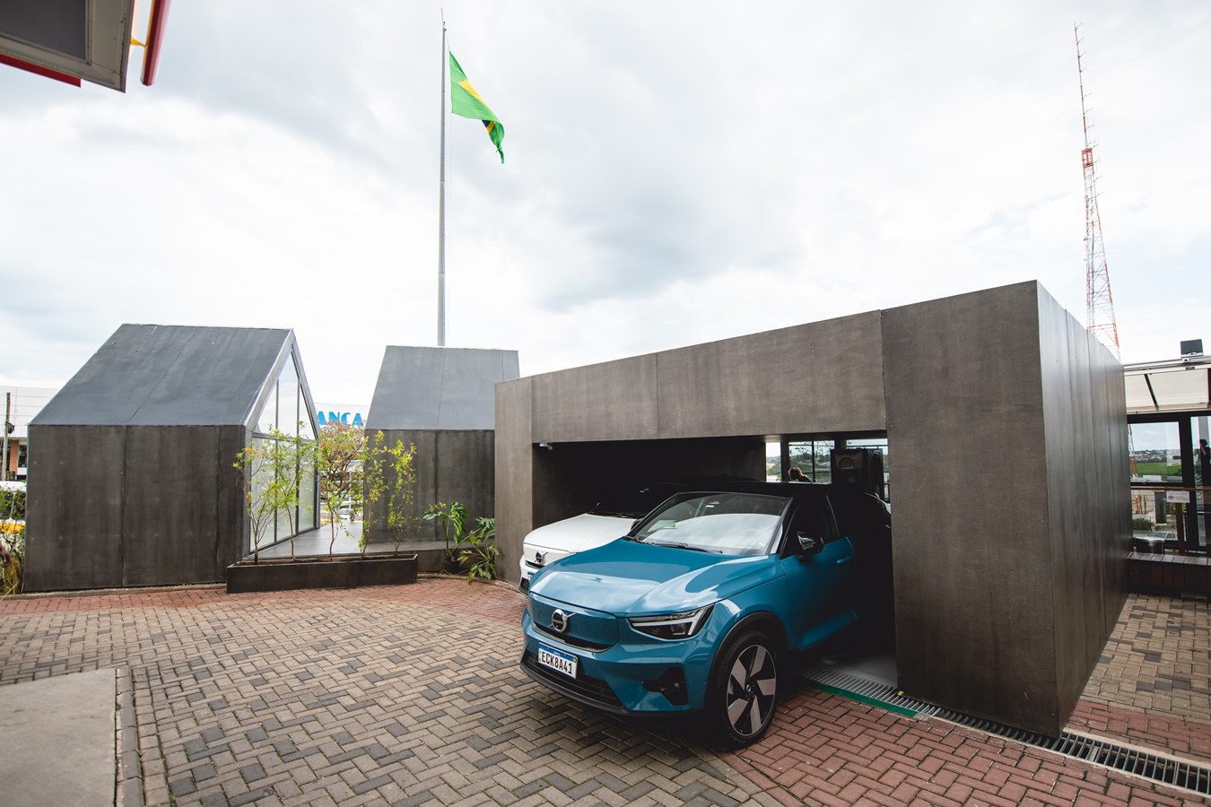 Volvo Car Brasil inaugura carregador rápido com estrutura para espera e descanso em Botucatu (SP)