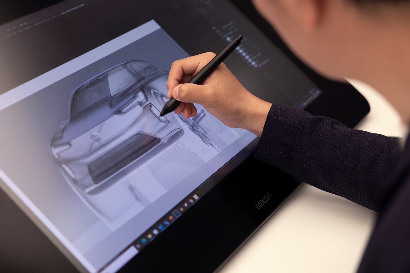 Exterior designer sketching the Volvo EX90 Excellence-2