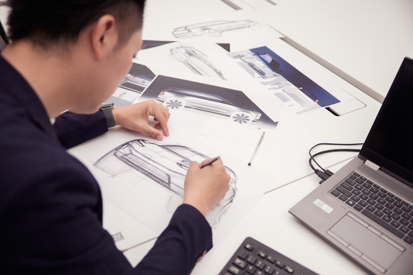 Exterior designer sketching the Volvo EX90 Excellence