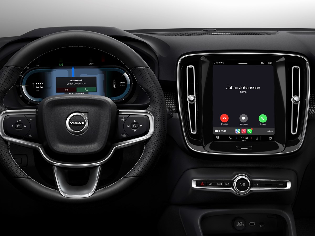 Volvo XC40 Recharge - Incoming call on driver display and centre display with Apple CarPlay