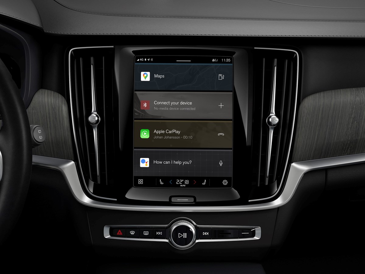 Volvo V90 - Ongoing call on centre display with Apple CarPlay