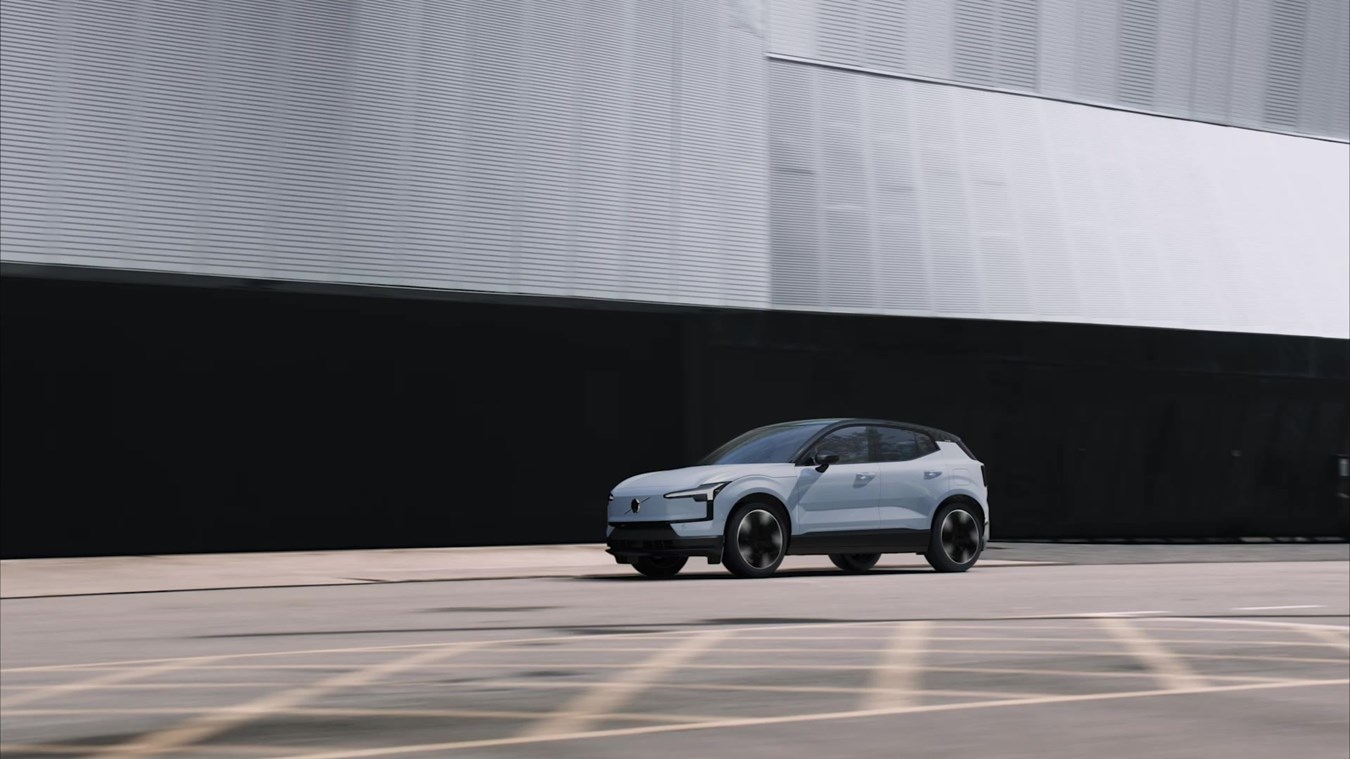 Volvo EX30 - exterior running footage