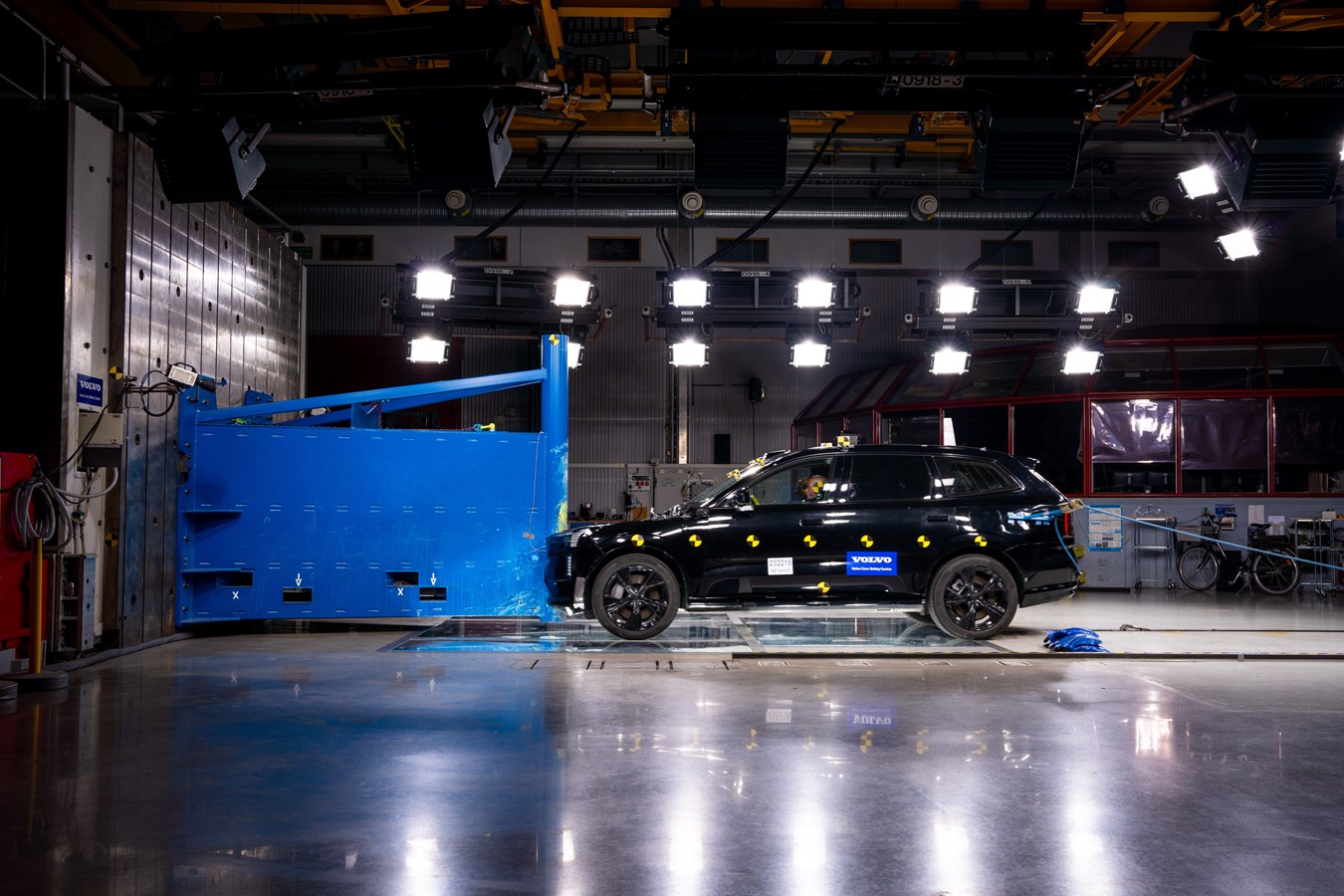 Volvo EX90 Crash Test - Pole Test