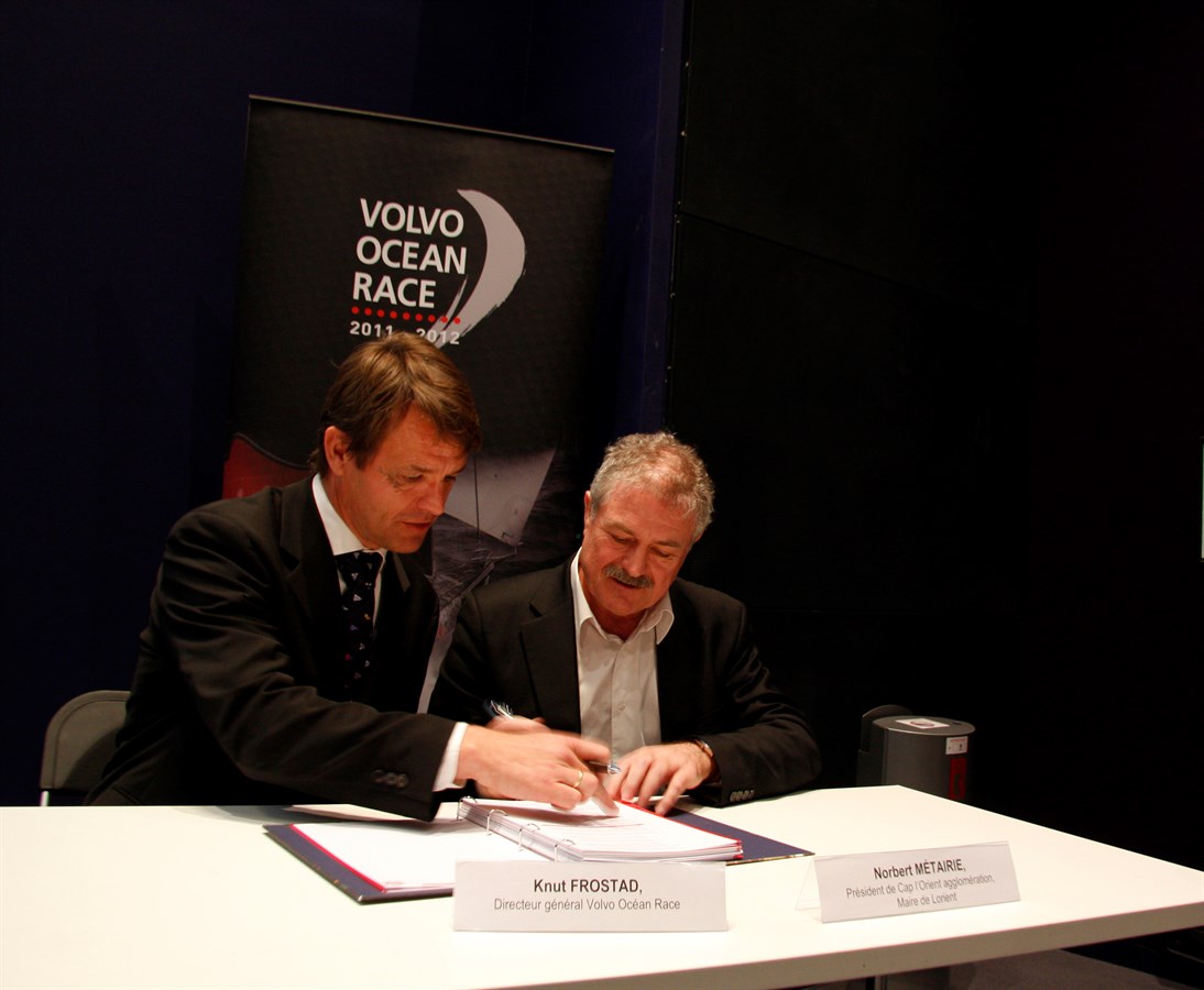 Signing the agreement of Lorient as hosting port for Volvo Ocean Race 2011-12