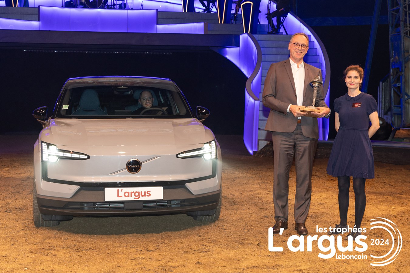 Trophées de L'argus 2024 - Volvo EX30 elu Voiture Premium de l'année - Yves Pasquier-Desvignes et Victoire Faultrier-Travers