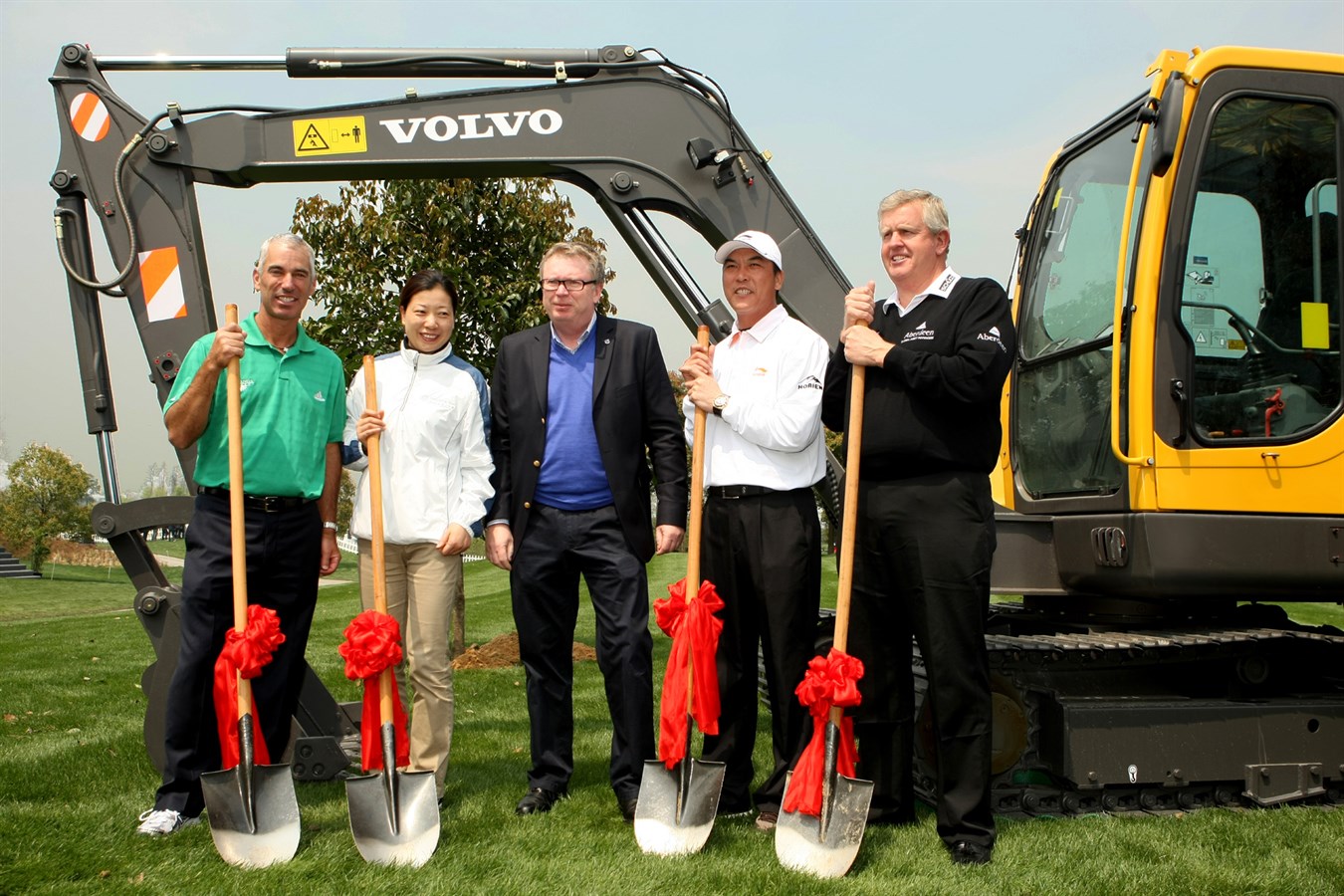 Golf players planting trees, Volvo China Open 2010