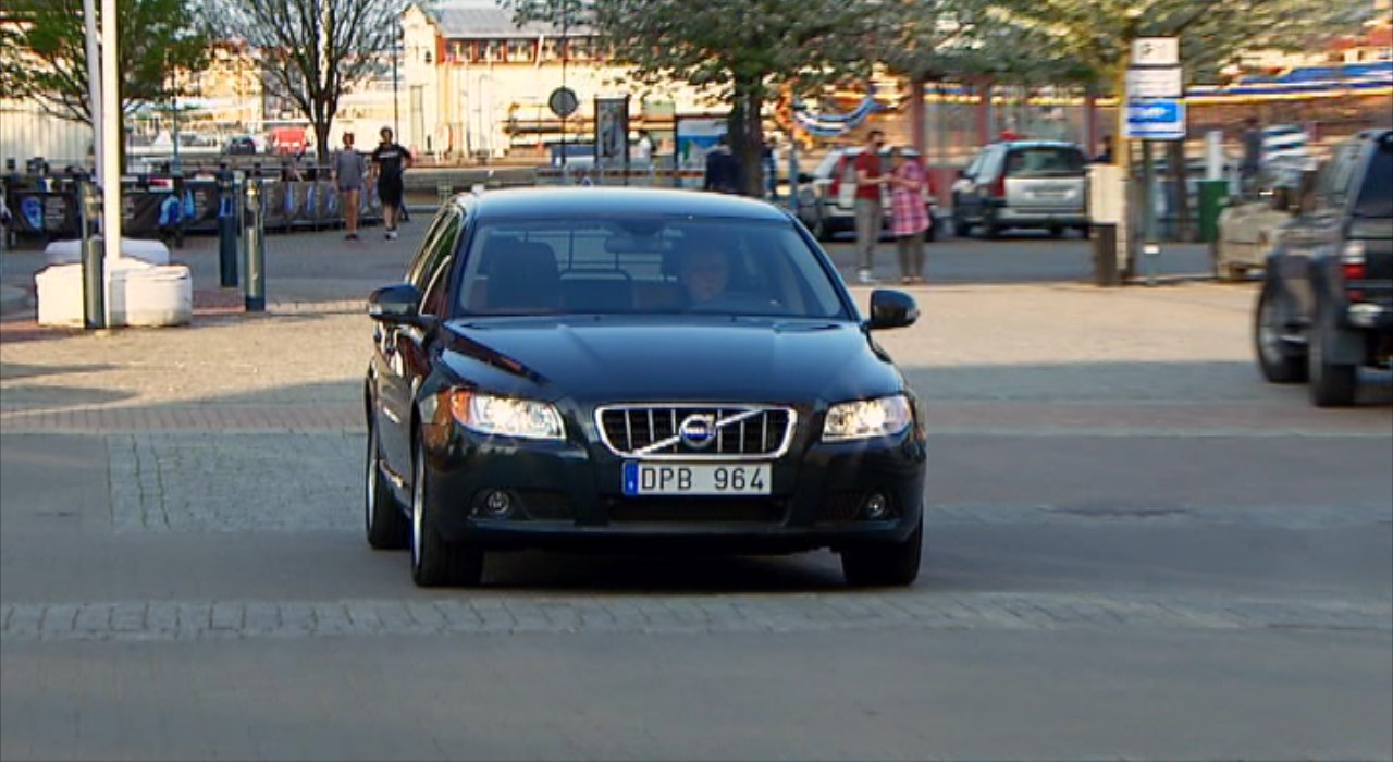 Volvo V70 model year 2011, driving footage - Video Still
