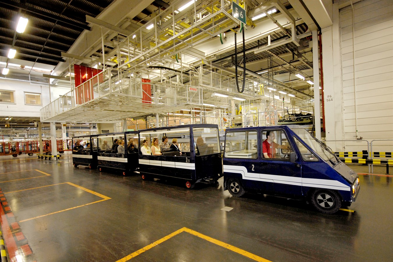 The Blue train takes the visitors around in the Volvo Cars Torslanda plant