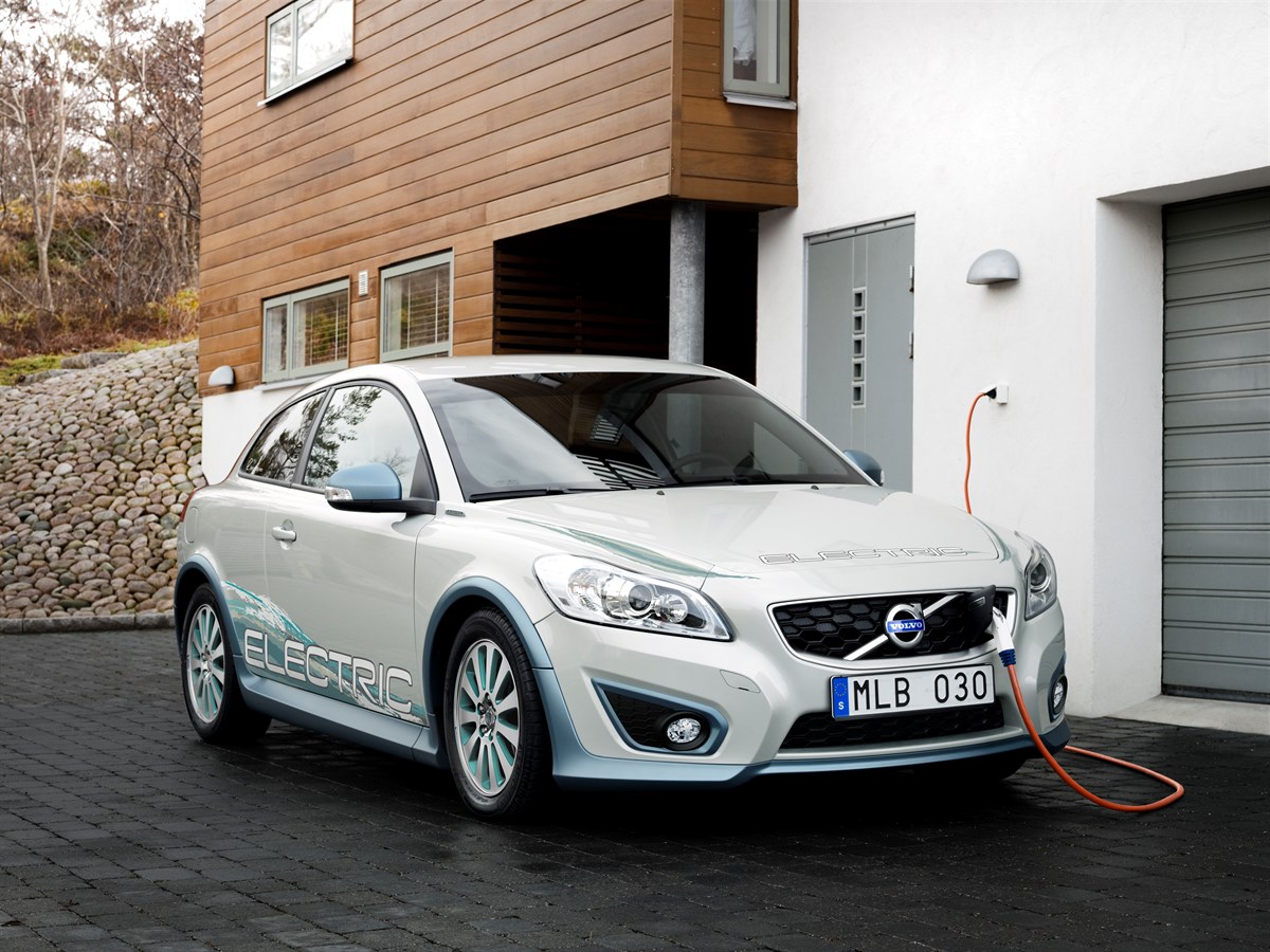 Volvo Cars takes on safety challenges in electric cars - Volvo Cars Global  Media Newsroom