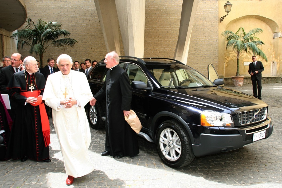 Pope Benedict XVI with Volvo XC90 V8