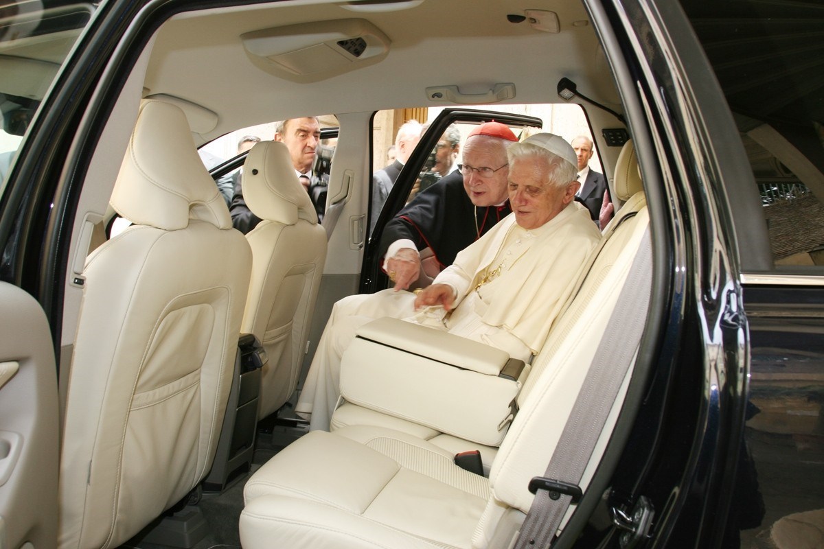 Pope Benedict XVI in Volvo XC90 V8