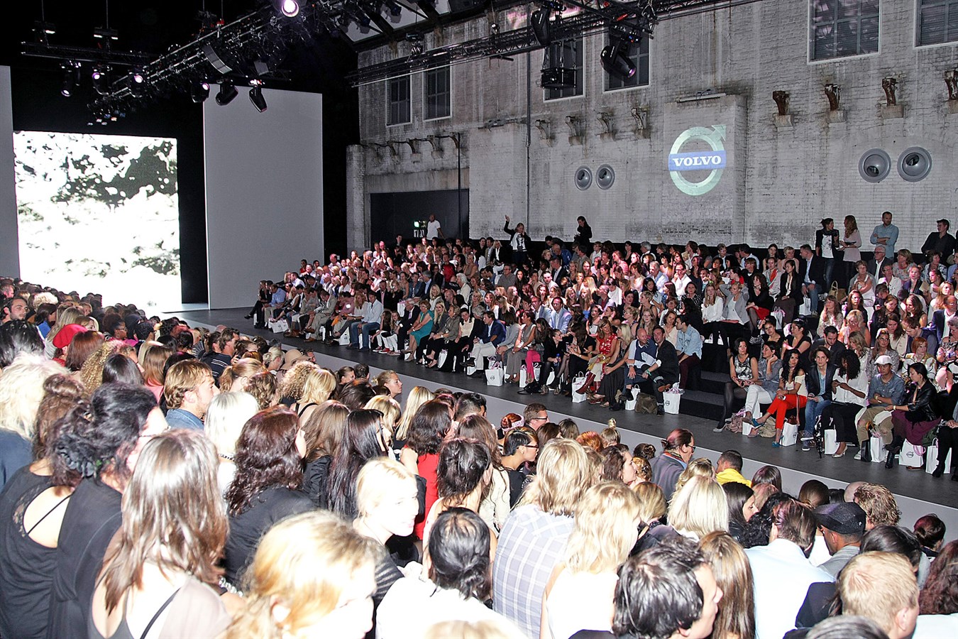 Volvo's show van Edith&Ella  tijdens de Amsterdam International Fashion Week