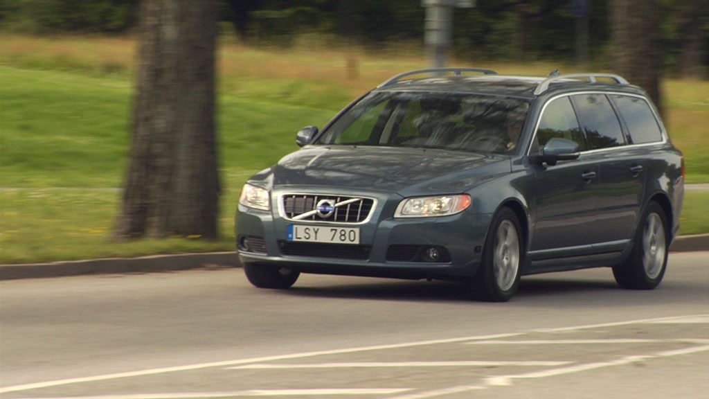 Volvo V70, model year 2012, driving footage - Video still