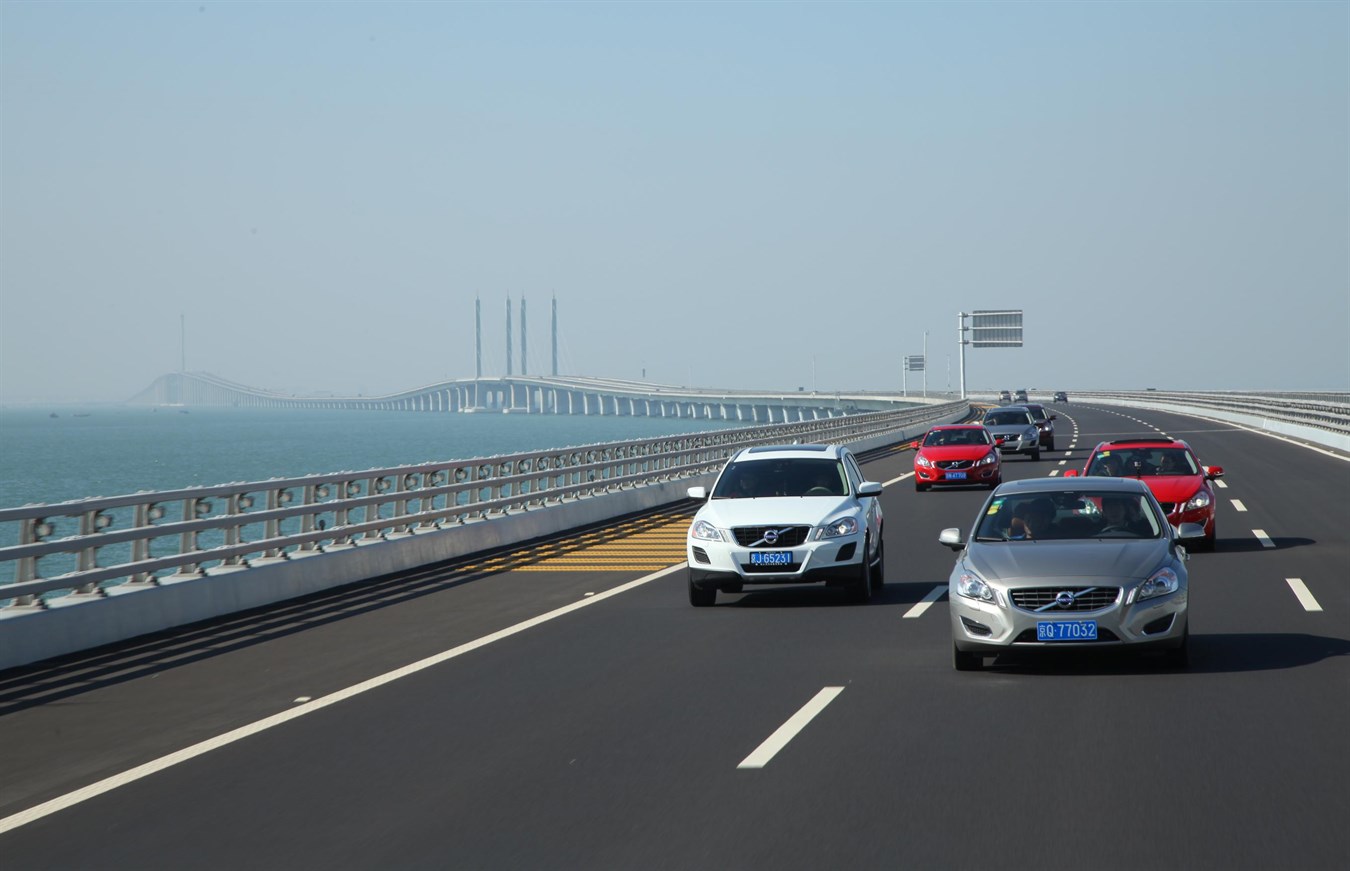 车队行驶在胶州湾大桥 (NXPowerLite)
