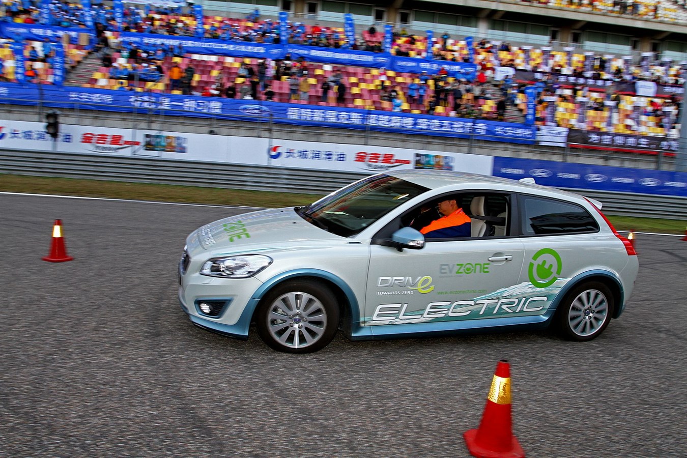 沃尔沃C30电动车在中国房车锦标赛上的动感身姿
