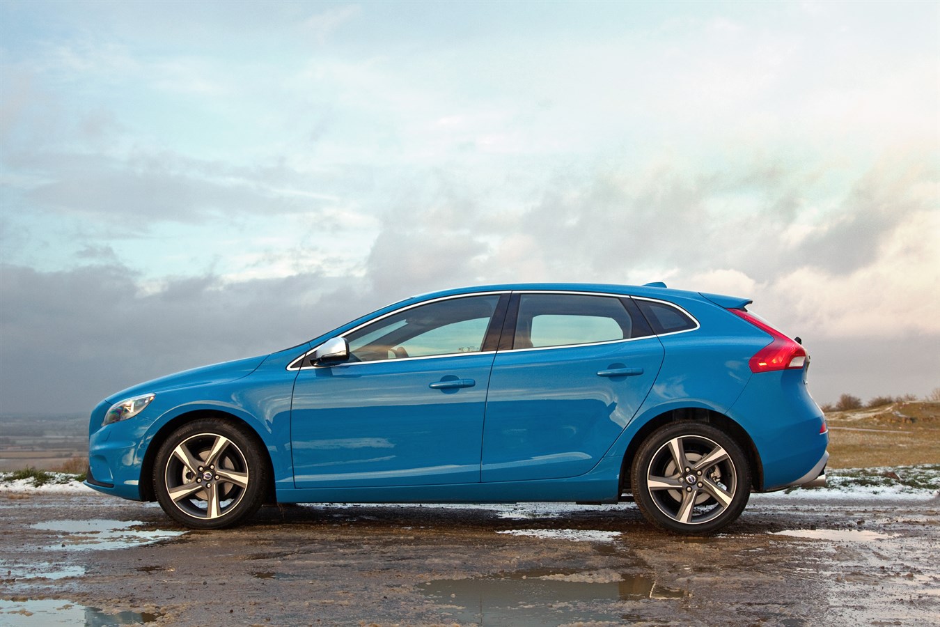 Side profile, static image of the all-new Volvo V40 R-Design