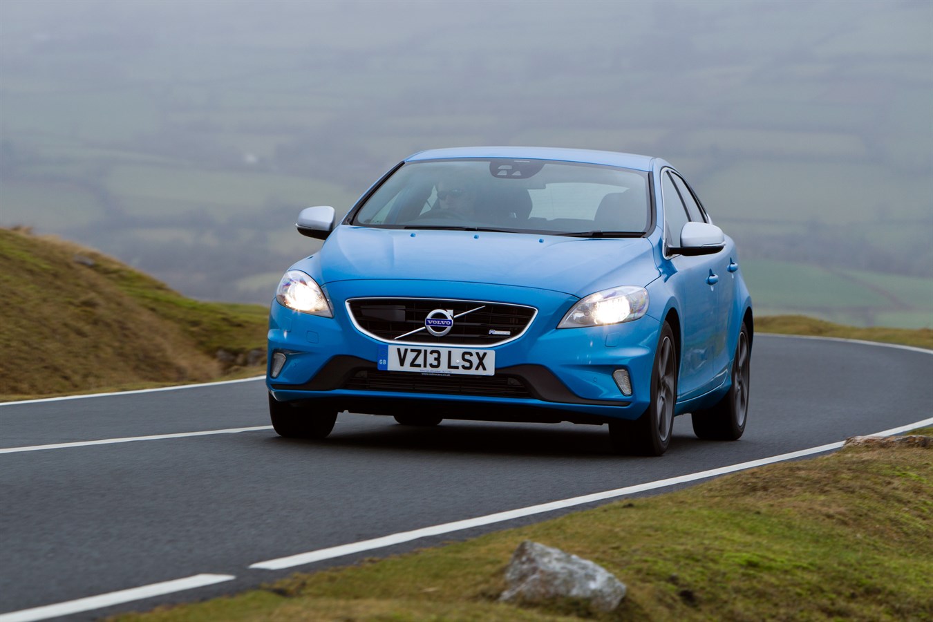 Front, 3/4 dynamic image of the all-new Volvo V40 R-Design