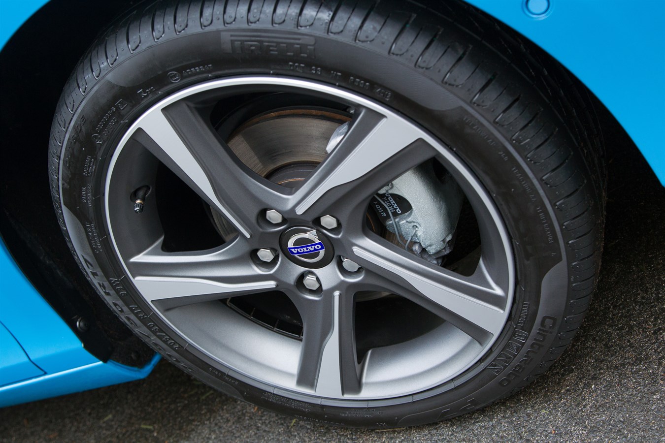 Ixion alloy wheel, as fitted to the all-new Volvo V40 R-Design
