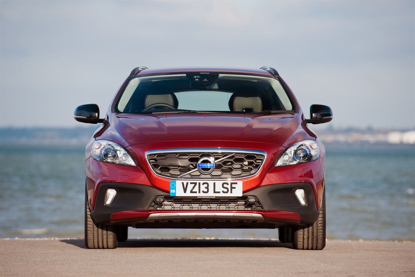 Front profile, static image of the all-new Volvo V40 Cross Country