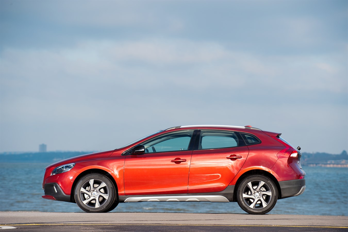 Side profile, static image of the all-new Volvo V40 Cross Country