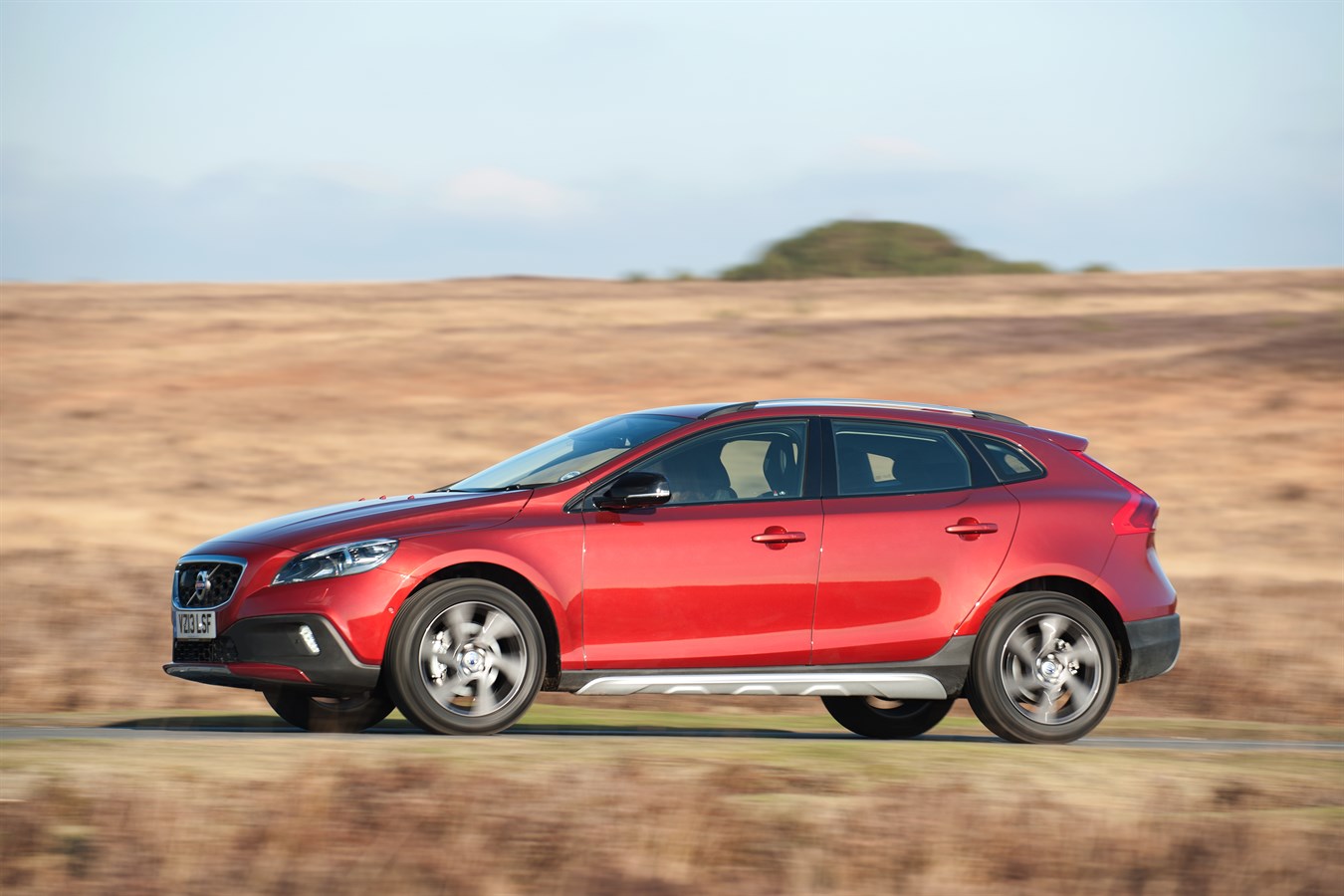 Front, 3/4, dynamic image of the all-new Volvo V40 Cross Country