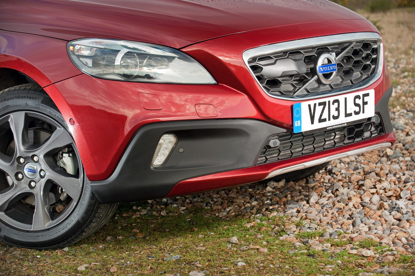 Front/side profile static image of the all-new Volvo V40 Cross Country