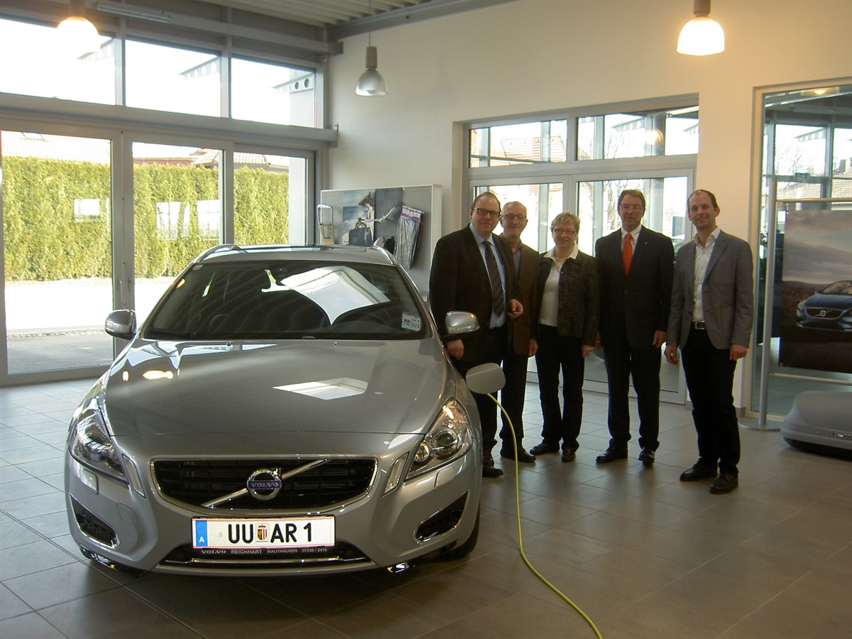 Übergabe des ersten Volvo V60 Plug-in-Hybrid im Autohaus Reichhart an Familie Riepl