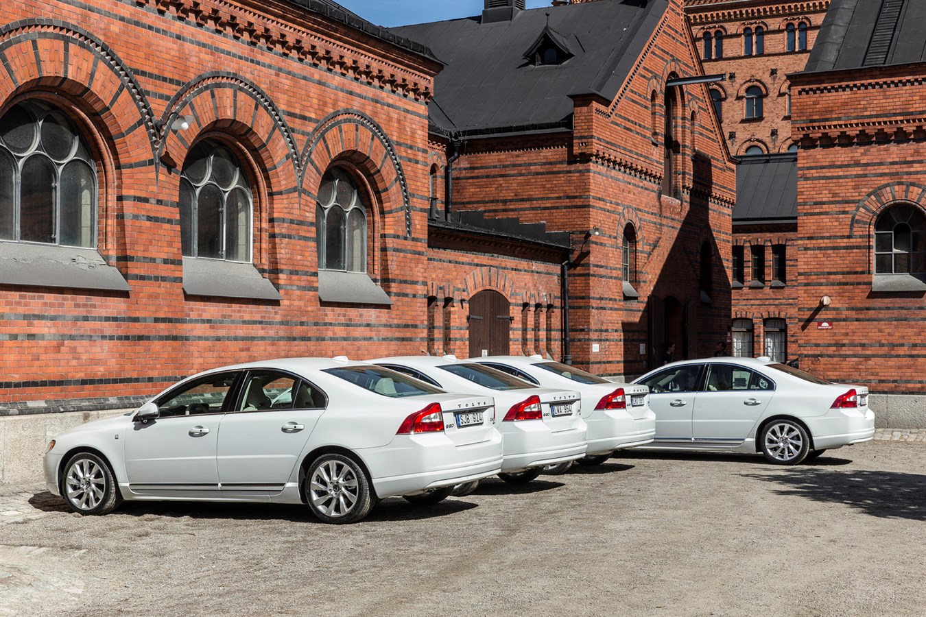 40 vita Volvo S80 och 20 vita Volvo XC60 klarar transporterna under Prinsessans Madeleines bröllop den 8 juni 2013.