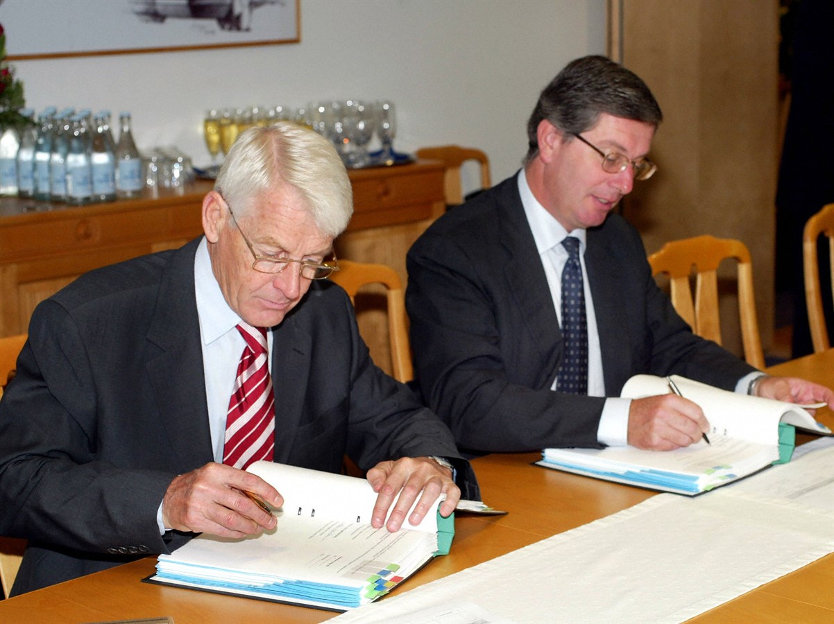 Signing the Pininfarina Sverige AB venture.