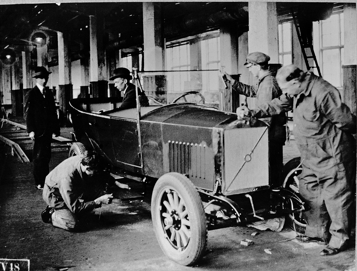 Assemblaggio delle vetture ÖV 4 presso lo stabilimento di Lundby, 1927