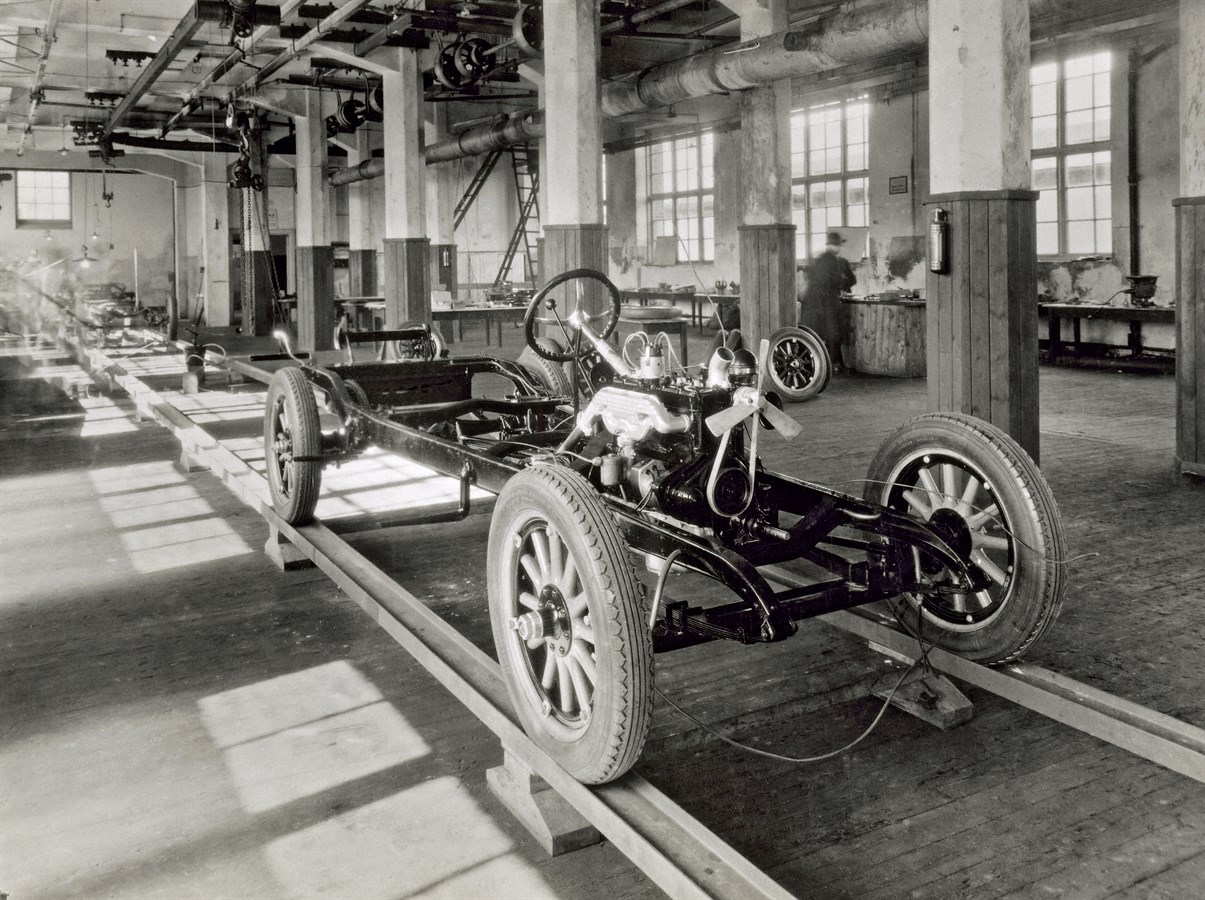 Linea di produzione dei telai del modello ÖV 4 presso lo stabilimento di Lundby, 1927