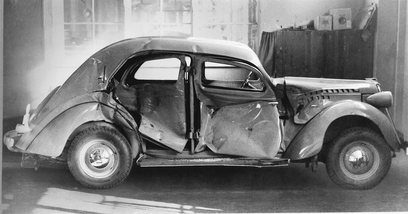 La carrozzeria pesantemente ammaccata di un PV 52 dopo un incidente, 1937