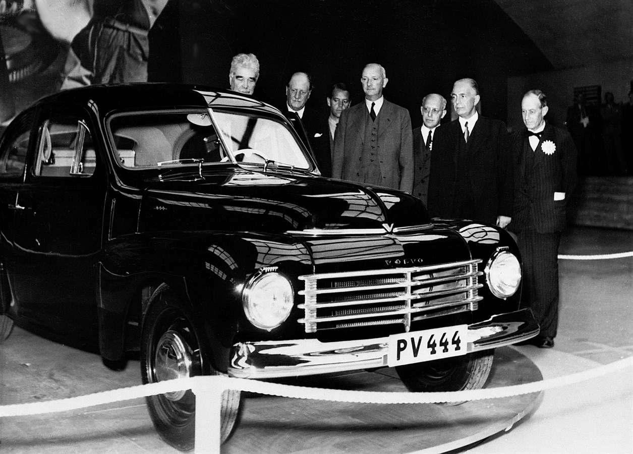Modello PV444 A, Stoccolma, settembre 1944; da sinistra a destra Bror Hasselrot (presidente del Consiglio di Amministrazione di AB Volvo), Sven Wingqvist (SKF), Hadar Hallström, Gustaf Larsson (co-fondatore di AB Volvo), Hilding Törneblom, Assar Gabrielsson (co-fondatore di AB Volvo) ed Erik Magnus
