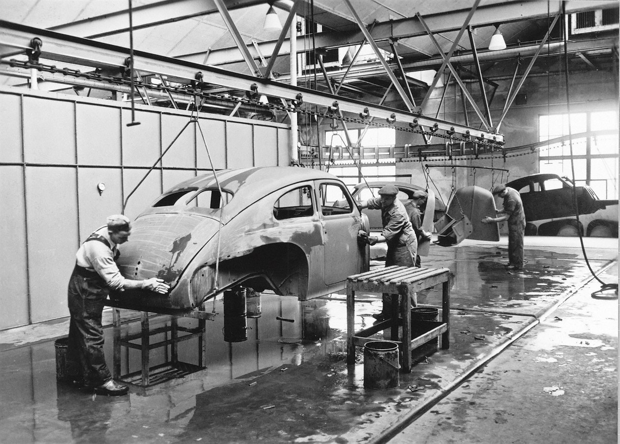 Officina di verniciatura delle vetture PV444 presso lo stabilimento di Lundby, 1947