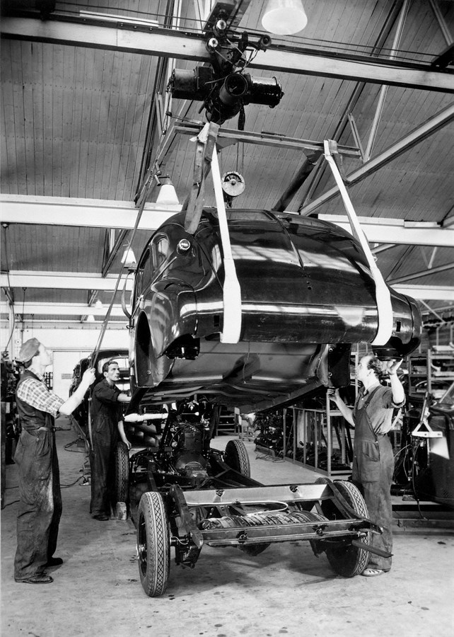 Assemblaggio dei veicoli PV 60 presso lo stabilimento di Lundby, 1948