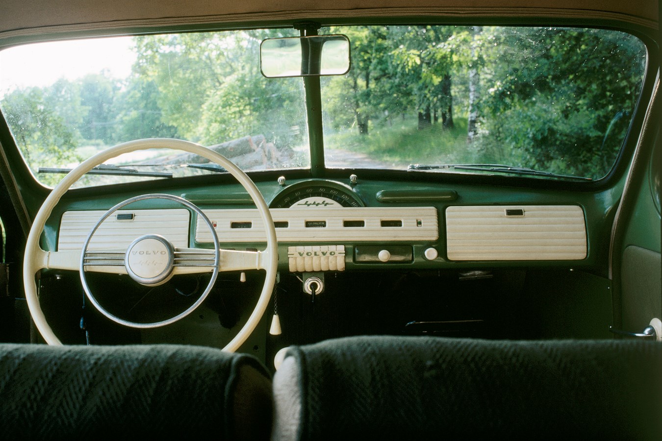 PV444, 1947, Dashboard with central speedometer