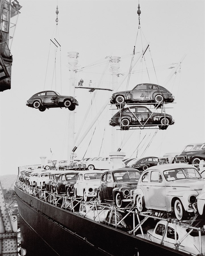 PV444, 1957. Before containers were invented, specially designed lightweight racks were used for packing and hoisting the US bound Volvos on board.