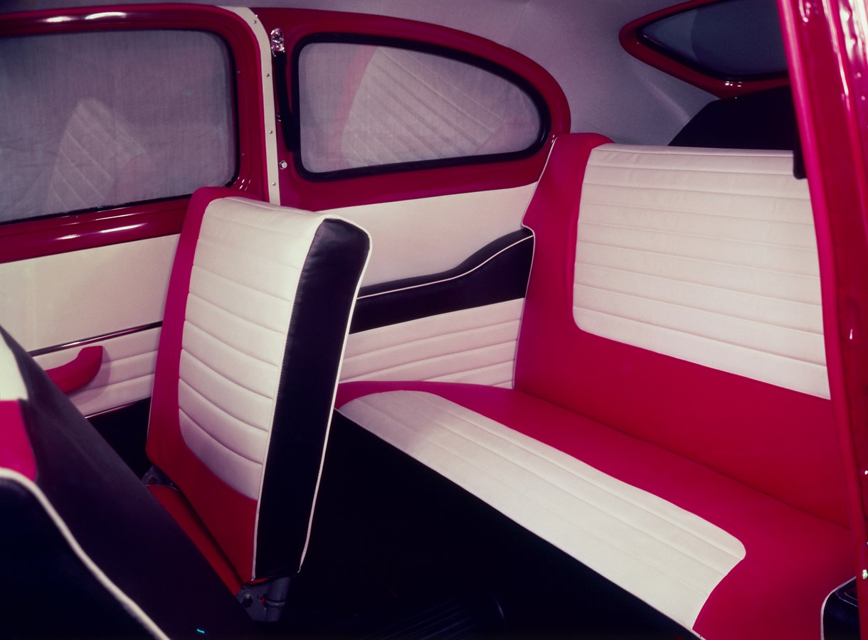 PV444 LS USA, 1957. A far cry from the Nordic design that characterizes Volvo cars today. In the 1950s, US Volvos featured bright colours and bold mixes of synthetic materials