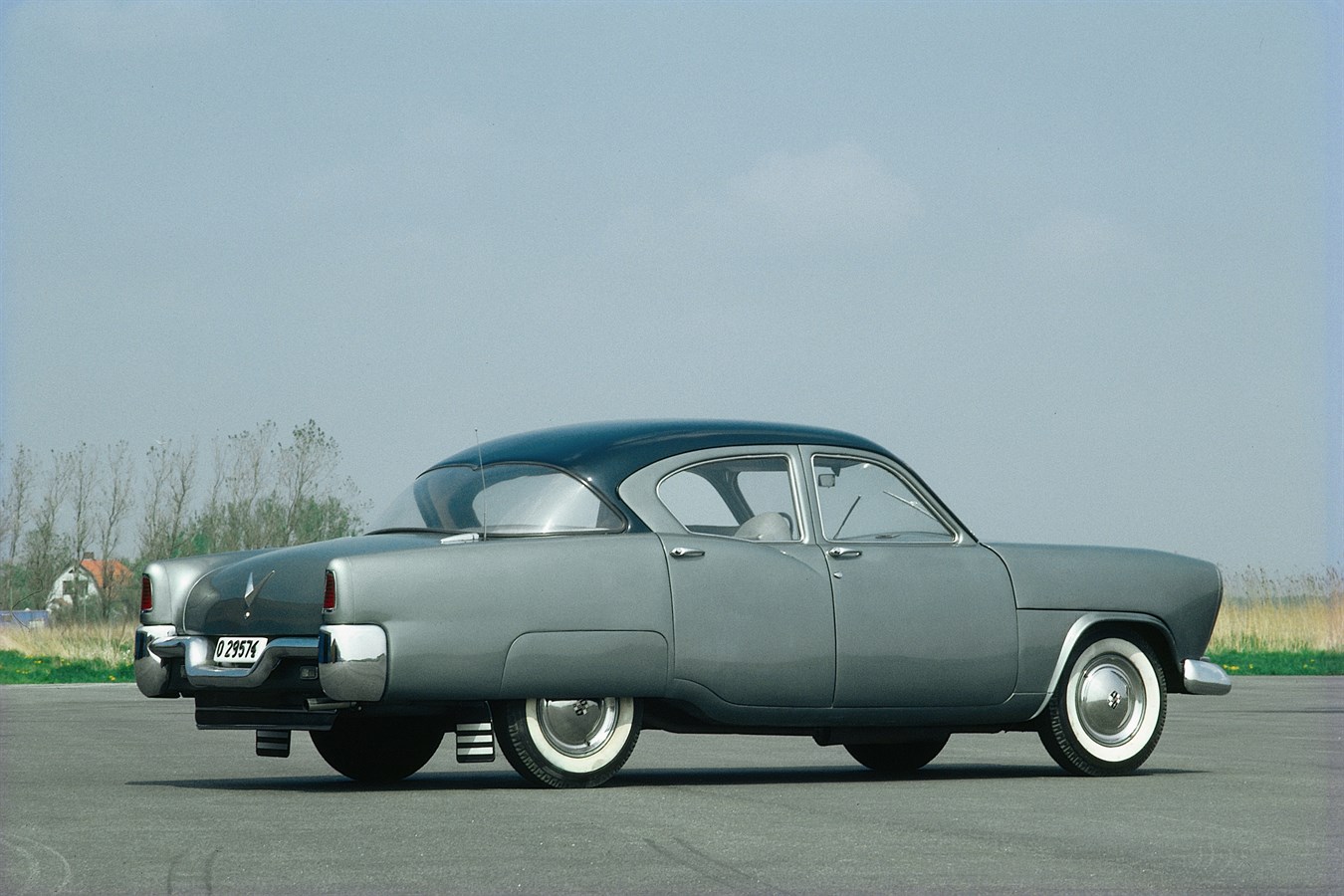 Modello Philip del 1952. Con le esportazioni negli USA all'orizzonte, questo prototipo fu progettato per avere un aspetto più simile a quello delle vetture americane dell'epoca. Esso era più grande del modello PV444, ed era dotato di un motore V8 e di modanature posteriori all'insù. Si trattava di un'innovazione elegante, ma nella circostanza Volvo era destinata a riuscire a